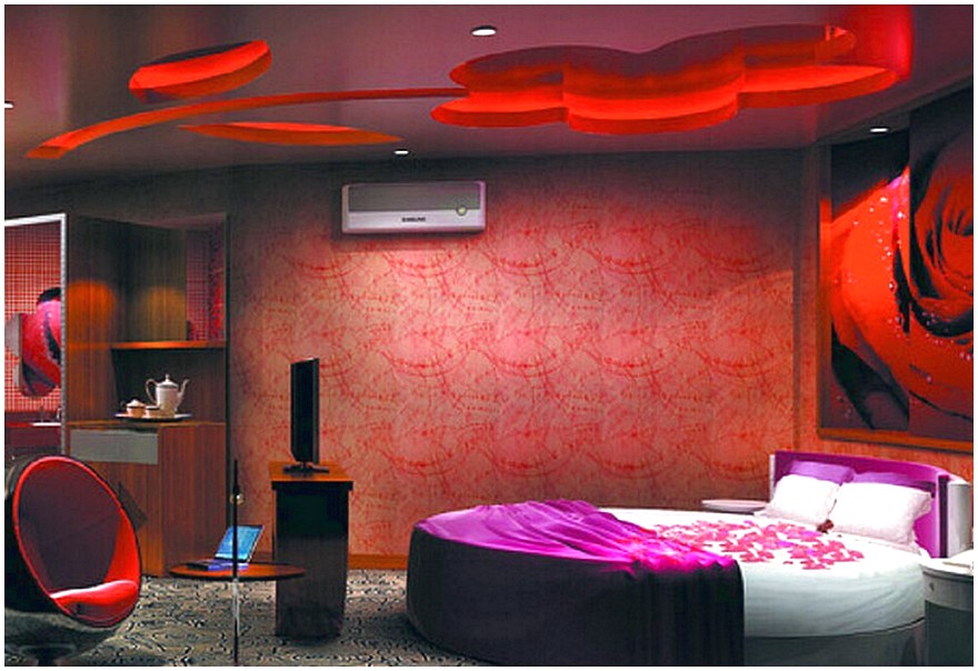 Căn phòng phong cách hiện đại với tone màu nóng và điểm nhấn sáng của tấm nệm giường ngủ.