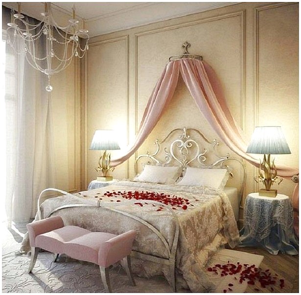 Căn phòng cổ điển với họa tiết kim loại uốn của giường và ren của thảm, chăn…